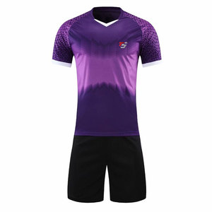 เสื้อและกางเกงฟุตบอลที่ผลิตจากผ้าคุณภาพสูง ออกแบบมาเพื่อการไหลเวียนของอากาศที่ดีขึ้นและความสบายสูงสุดสำหรับผู้เล่น - Product Image 1