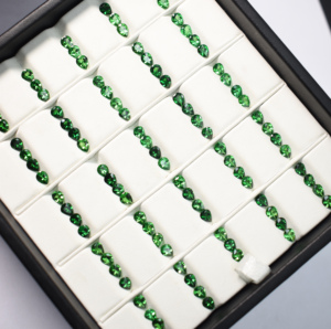 Lot de pierres précieuses en tsavorite naturelle vert profond, qualité œil de chat, en vrac, 3x5 mm, 7x5 mm, 6x4 mm, 5x4 mm - Product Image 1