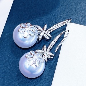 Pendientes Colgantes de Plata de Ley 925, Comparables a las Perlas Blancas Australianas de Luz Intensa de 11-12 mm, con Incrustaciones de Perlas Azules Plateadas - Product Image 3