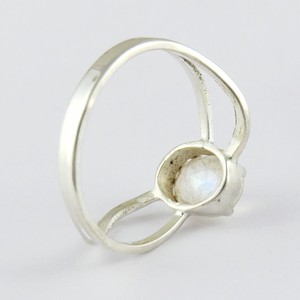 แหวนเงินแท้ 925 ประดับมูนสโตนสีรุ้ง ดีไซน์สวยงาม รุ่นสโนว์ไวท์ จาก Shri Ashapura Jewels BOHEMIA ตกแต่งขอบแบบคริสเตียน - Product Image 4