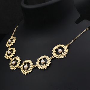 Collar Gargantilla de Aleación de Latón con Perlas de Agua Dulce y Baño de Oro de 18K, Diseño de Hoja Elegante Hecho a Mano, Joyería de Moda, Regalo para Mujer - Product Image 2