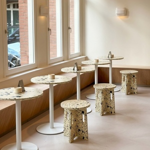 Mesa de Comedor de Plástico Reciclado, Diseño Moderno, Impermeable, Duradera, Ecológica, Apilable, para Uso en Exteriores, Sala de Estar, Hotel, Restaurante - Product Image 5