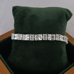 Bracelet tennis en argent 925 avec diamants taille princesse Revalia pour femme, bijou de luxe classique et romantique, idéal pour mariage et soirée, finition polie. - Product Image 4