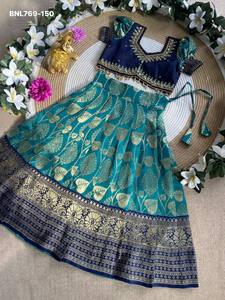 Nuevo conjunto de lehenga de seda con buta tejida con zari y estampado de hojas, blusa con trabajo Magham, disponible para compra en línea en India. - Product Image 3