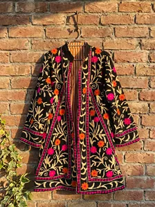 Veste longue en velours tissé noir de qualité supérieure, brodée d'un motif floral coloré, style bohème, manches longues, vêtement d'extérieur pour l'hiver - Product Image 4