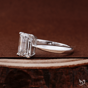 Bague de fiançailles élégante en or blanc 10 carats avec diamant de laboratoire taille émeraude de 2 carats, sertissage solitaire à tige cintrée - Product Image 3