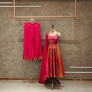 Conjunto de traje Anarkali largo hasta el suelo de mezcla de seda con estampado vibrante en magenta y naranja, de secado rápido, con pantalón palazzo, para boda - Product Image 2