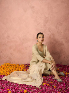 Ensemble Kurta et pantalon pour femme en coton beige à séchage rapide, imprimé numérique, avec dupatta, coupe régulière, longueur genou, tenue traditionnelle indienne et pakistanaise - Product Image 2