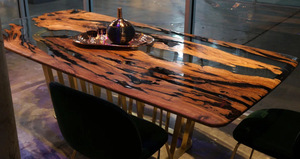 Table à manger moderne en bois massif avec bord naturel et plateau en résine époxy bleue, construction artisanale durable, qualité supérieure - Product Image 3