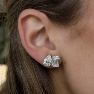 Boucles d'oreilles clous classiques pour femmes en or blanc 18 carats avec diamant de laboratoire taille émeraude couleur F certifié IGI, pour usage quotidien - Product Image 3