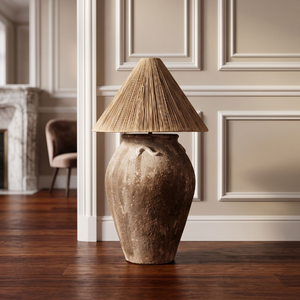 Lampe sur pied rustique en terre cuite, avec une base en céramique antique à deux poignées et un abat-jour en paille de raphia naturelle - Product Image 2