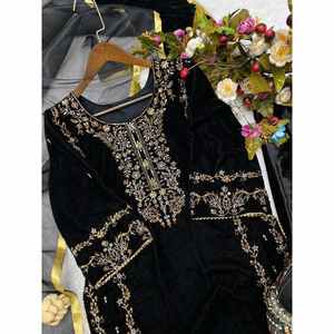 SÉQUENCE DE VELOURS ATTRACTIVE DE BRODERIE HAUT BAS AVEC DUPATTA NOIR - Product Image 2