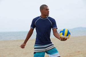 Camiseta de natación de manga corta de alta calidad para hombre, color azul oscuro, UPF 50+, elástica, de secado rápido, con detalles en blanco. - Product Image 5