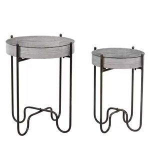 Innovador Soporte para Plantas con Bandeja Redonda Baja de Chapa Galvanizada, Base de Acero Oscuro con Patas Onduladas Tipo Horquilla, Par de Soportes - Product Image 1