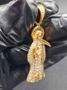 จี้พระเยซูตรึงกางเขน รูปทรงกลมประดับโมอิสซาไนต์ เงินแท้ 925 ชุบทอง เครื่องประดับอัญมณีชั้นดี - Product Image 2