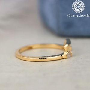 Bague de fiançailles minimaliste en moissanite plaqué or Charm Jewells, taille coussin, sertie à griffes, design géométrique, unisexe, pour usage quotidien - Product Image 4
