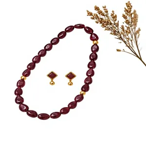 Conjunto de Collar con Cuentas Color Borgoña y Aretes Colgantes en Tono Dorado con Gema Ovalada, Joyería con Temática de Flores y Amor, Regalo para Mujer - Product Image 1