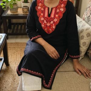 Kurti noir traditionnel du Cachemire avec broderie Aari sur le col, style statement - Product Image 1