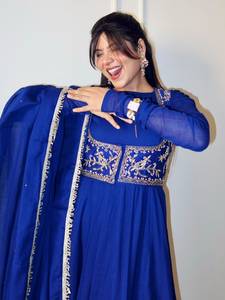 Robe longue de soirée bleu roi en soie romaine Chanderi, avec veste en dentelle brodée de sequins, protection solaire - Product Image 1