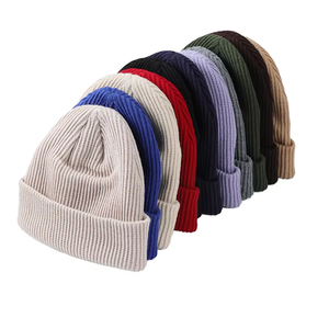 Bonnet unisexe personnalisé en laine d'agneau tricotée, chaud et luxueux, avec logo rayé dessiné à la main, idéal pour l'hiver et les voyages d'affaires - Product Image 4