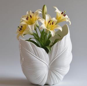 Jarrón luminoso blanco en forma de tulipán con texturas de hojas intrincadas. Arte en porcelana brillante disponible a precios de mayorista. - Product Image 3