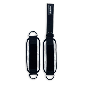 Sangles de cheville à double anneaux en néoprène souple camouflage blanc avec rembourrage et logo personnalisé pour l'entraînement des jambes et des fessiers sur machine à câble - Product Image 2