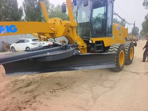 Niveleuse robuste bien entretenue avec transmission de type ZF, vitesse maximale de 38 km/h et rotation à 360° °   Rotation de la lame pour des travaux de nivellement polyvalents - Product Image 3