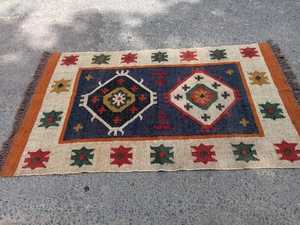Tapis rectangulaire artisanal en laine et acrylique, tufté à la main, motif géométrique, à poils moyens, pour salon, éco-responsable, par Krafterscustom - Product Image 4