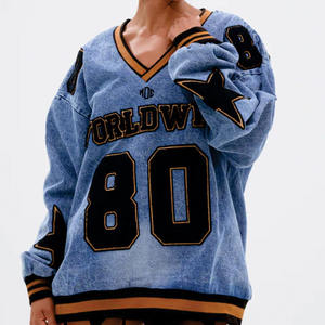 เสื้อสเวตเชิ้ตทรงวาร์ซิตี้สไตล์เดนิมโอเวอร์ไซส์สำหรับผู้หญิงสุดเทรนดี้  ตกแต่งด้วยตัวเลขแบบแอพพลิเค  คอวี  ผลิตแบบ OEM สำหรับแบรนด์ส่วนตัว  รับผลิตจำนวนมาก - Product Image 3