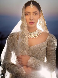 Robe de mariée pakistanaise haut de gamme, vue de près, en doux voile rose pêche pastel, ornée de motifs floraux 3D complexes - Product Image 5