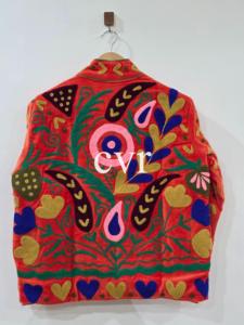 Manteau d'extérieur en velours Suzani fait main éco-responsable d'Ouzbékistan pour femme – Manteau de luxe brodé style bohème pour l'hiver et les soirées - Product Image 3