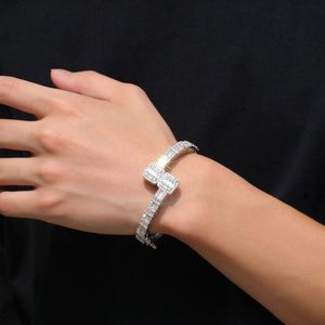 Brazalete Unisex de Lujo con Diamantes Corte Baguette, Cierre de Lazo con Cristales Pavé, Chapado en Oro, Estilo Hip Hop - Product Image 1