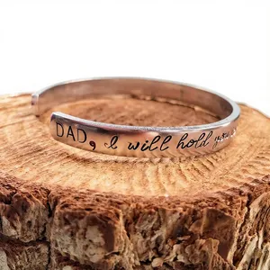 Bracelet de thérapie en laiton à manchette ouverte, motif verset biblique gravé de qualité supérieure, citation en relief, bijou minimaliste, cadeau - Product Image 1