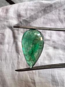 Émeraude naturelle zambienne de 14,85 carats, taille poire – Pierre précieuse verte extra-large pour bijoux de caractère et acheteurs en gros internationaux - Product Image 2