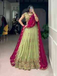 Lehenga Choli de Seda Verde con Dupatta Rosa y Bordado Dorado, Traje Nupcial Tradicional Indio para Bodas, para Mujer - Product Image 1