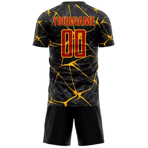 Uniforme de Fútbol para Hombre, Conjunto de Camiseta y Pantalones Cortos Sublimados, Diseño Agrietado Negro y Amarillo, Cuello Redondo, Ajuste Atlético, Absorbe la Humedad - Product Image 3