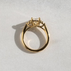 Anillo de Diamantes con Corte Esmeralda de 1.60CT Vintage con Piedras Decorativas Redondas en Racimo, Oro de 14K - Product Image 3