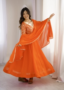 Robe ethnique raffinée en georgette à sequins avec un voile évasé de quatre mètres à bas souple et finition en dentelle, couture traditionnelle pour femme - Product Image 2