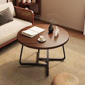 Ensemble de tables basses rondes empilables pour gagner de la place, plateau en bois de noyer avec base croisée en métal noir industriel pour petit appartement - Product Image 1