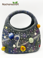 Sac à main artisanal en feutre 100% laine sur le thème de la galaxie |   Sac fourre-tout céleste durable pour femmes |   Sac à main artisanal en feutre écologique