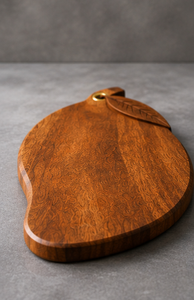 Planche à découper en bois en forme de mangue, finition noyer, avec accent feuille sculptée et anneau métallique, vente en gros - Product Image 3