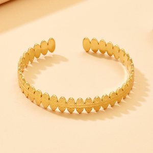 Elegante Brazalete de Metal para Mujer con Diseño Estilizado y Hermosos Detalles de Joyería Tradicional, Artesanía en Metal - Product Image 5