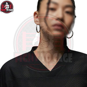 T-shirt athlétique à manches courtes col en V pour femme, style streetwear urbain, en maille noire, coupe ample hip-hop, avec patchs numérotés rouges - Product Image 6