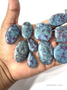 Rubis naturel et kyanite, pierres précieuses brutes, cabochons, formes et tailles variées, environ 20 à 30 mm - Product Image 4