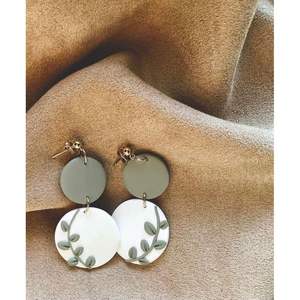 Boucles d'oreilles en résine haut de gamme, accessoires élégants en cristal pour les fêtes, les occasions décontractées et les tenues festives, fabriquées à la main pour une durabilité longue durée - Product Image 1