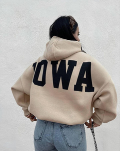 เสื้อฮู้ดดี้ผู้หญิงสีดำทรงโอเวอร์ไซส์ สั่งทำขายส่ง พร้อมลายพิมพ์ด้านหลัง แขนเสื้อแบบดรอปโชว์เดอร์ แขนยาว ผ้าถักนิตติ้งคอตตอน สไตล์ฤดูใบไม้ร่วง - Product Image 1