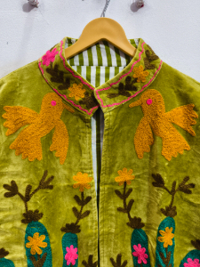 Chaqueta corta informal de terciopelo bordado Suzani para mujer, transpirable, artesanal, de algodón, con un diseño elegante. - Product Image 3
