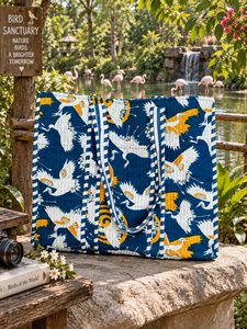 Bolso tote hecho a mano con estampado de grullas en azul marino, blanco y mostaza, bolso tote de hombro de algodón acolchado, grande, para viajes diarios, compras. - Product Image 3