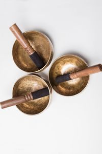 Bol chantant classique en laiton de l'Himalaya produisant des vibrations apaisantes pour la guérison par le Reiki, l'équilibre esprit-corps et les rituels sacrés - Product Image 3