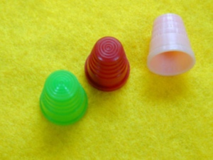 Doigtier en plastique DK-406 pour la couture |   Accessoires de couture - Product Image 1